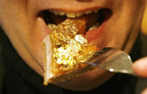 une bouche en or alimentaire